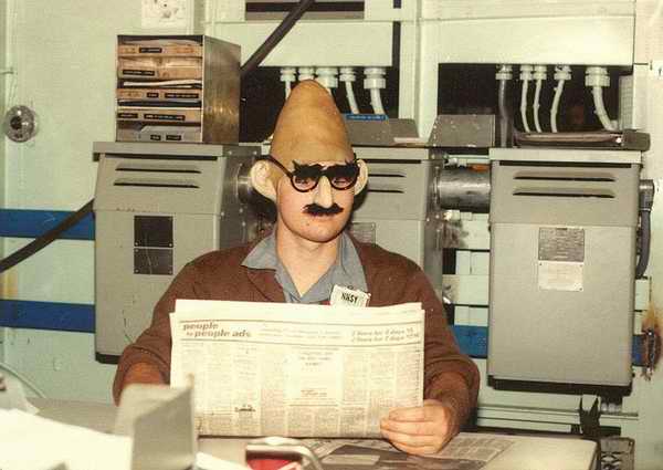 A Conehead disguised as an MMSN, running the scamp ship's store